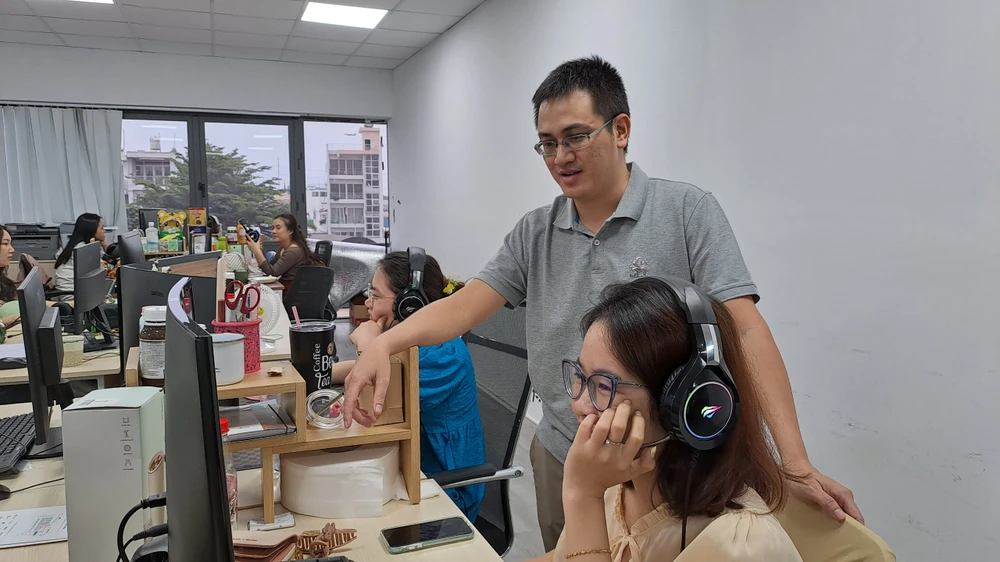 Trần Viết Quân与Tanca团队在办公室合影